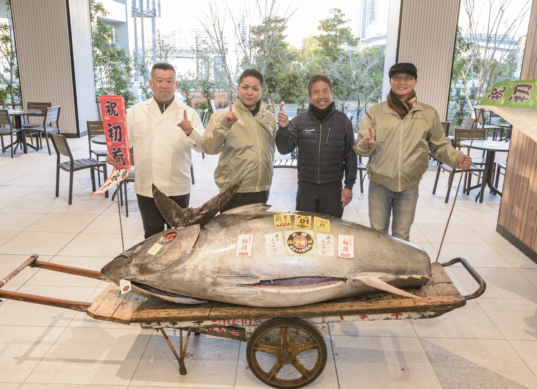 2025年豊洲市場マグロ初競り ONODERA GROUP が一番マグロ（276kg）を2 